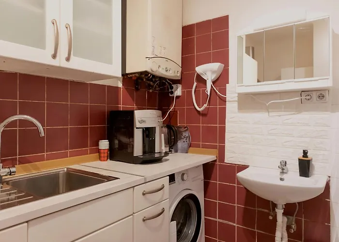 Sweet 2br Retreat Near Danube & Garden Access *