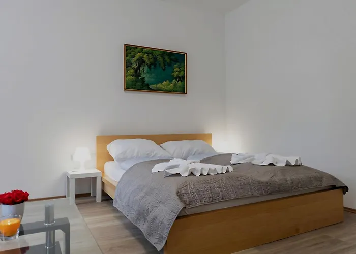 Sweet 2br Retreat Near Danube & Garden Access Διαμέρισμα