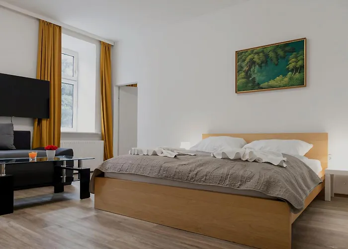 Sweet 2br Retreat Near Danube & Garden Access Διαμέρισμα *