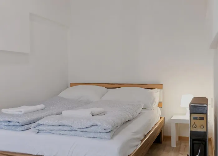 Sweet 2br Retreat Near Danube & Garden Access *