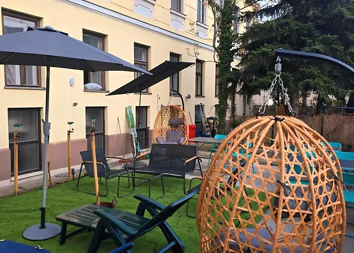 Sweet 2br Retreat Near Danube & Garden Access